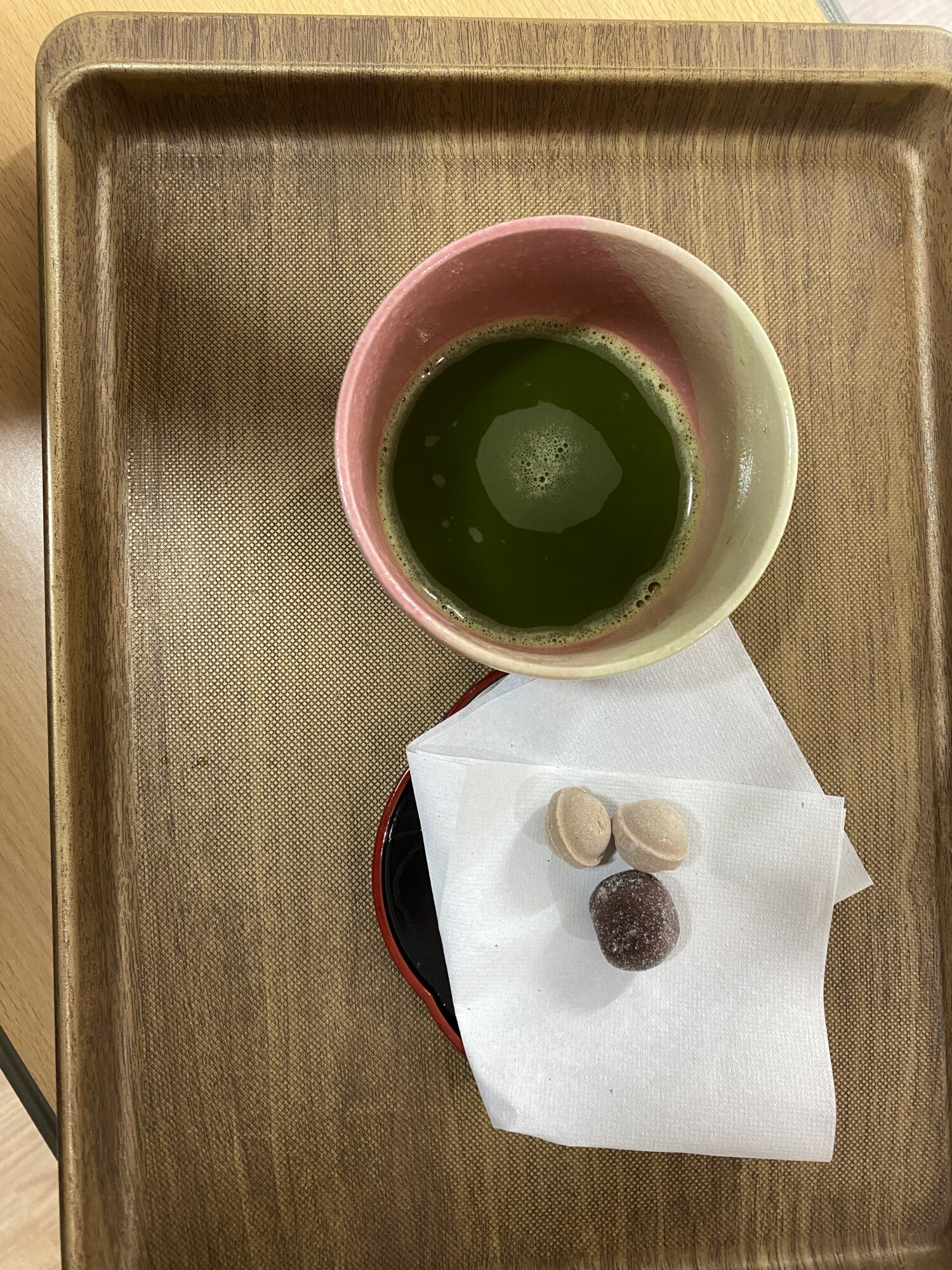 抹茶と和菓子を楽しむ入居者のティータイム風景